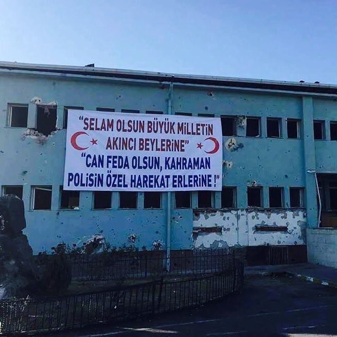 SehitlerimGazim's tweet photo. “Selam olsun büyük milletin akıncı beylerine.”
” Can feda olsun kahraman polisin özel harekat erlerine!”
#15Temmuz https://t.co/eTqJRJThxs