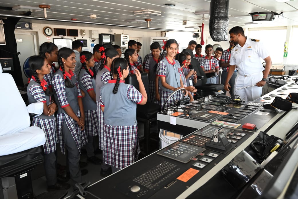 Def_PRO_Chennai's tweet photo. The @IndiaCoastGuard Stn #Karaikal hosted students from local schools onboard #ICG Ship Shaunak as part of outreach to #GenNXT. Visit provided a unique opportunity for young minds to explore roles &amp; functions of the #ICG, gaining first hand insight into maritime security. https://t.co/OB1s6yuAVZ
