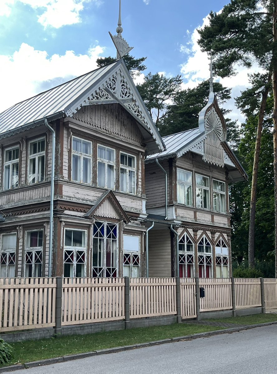 MicheleBerdy's tweet image. Your #morningcalm from Riga is a two-family summer house with competing decorative visions.