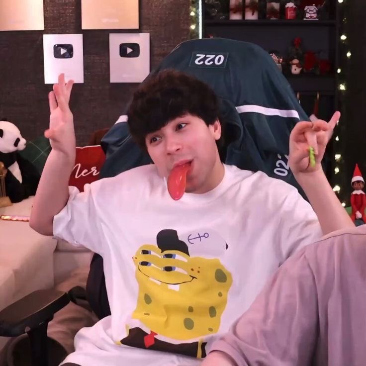d4yrrms's tweet image. i love him AND his funky shirts🥰