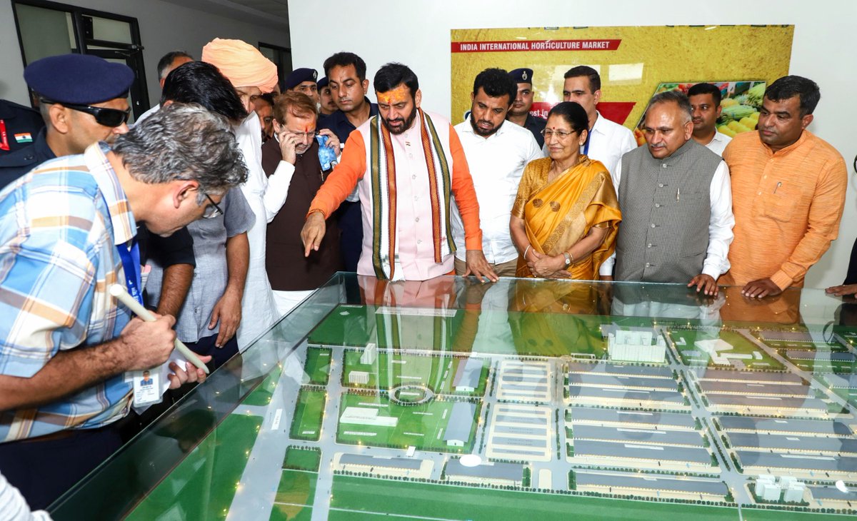 DevenderKadyan_'s tweet photo. हरियाणा के माननीय मुख्यमंत्री श्री नायब सैनी जी का गन्नौर पहुंचने पर हार्दिक स्वागत किया। इस अवसर पर कृषि मंत्री श्री श्याम सिंह राणा जी, कैबिनेट मंत्री श्री अरविंद शर्मा जी, राई से विधायक श्रीमती कृष्णा अहलावत जी, सोनीपत ज़िला अध्यक्ष श्री अशोक भारद्वाज जी एवं गोहाना ज़िला अध्यक्ष श्री बिजेंद्र मलिक जी भी उपस्थित रहे।

गन्नौर पहुंचने पर माननीय मुख्यमंत्री जी ने क्षेत्र में विकसित की जा रही इंटरनेशनल फ्रूट एंड वेजिटेबल मार्केट के निर्माण कार्यों का निरीक्षण किया, इसके उपरांत मेरे आवास पहुंचने पर सावन के प्रथम सोमवार के शुभ अवसर पर क्षेत्र के परिवारजनों द्वारा उन्हें भगवान भोलेनाथ जी की मूर्ति भेंट की गई।