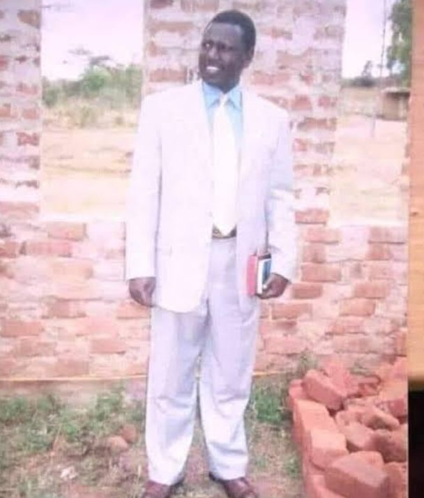 A thread of Kenyan politicians when they were young and broke,the last one will make  you laugh so bad 😭😂😂
 
1. Uhuru Kenyatta.                 Wantam