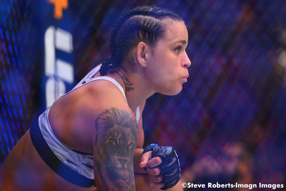 JohnMorgan_MMA's tweet image. Welcome to the Top 15, @EduardaMouraUFC.
Following her #UFCNashville win over Lauren Murphy, Moura debuts on the women's flyweight list at No. 15.
Viviane Araujo departs the list after being removed from rankings eligibility.