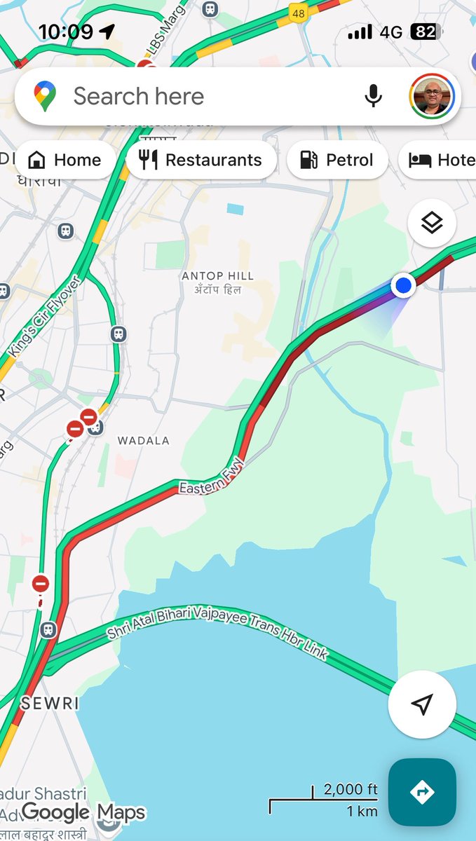 seeni50's tweet photo. @MTPHereToHelp @MumbaiPolice @CPMumbaiPolice Sir, some 8-10 km long traffic jam on freeway and absolutely no traffic on Atal Setu at peak morning hours. Clear indication that traffic coming from Atal Setu is being given more importance. We need a signal light here. Everyday woes! https://t.co/hZe4l32ksm