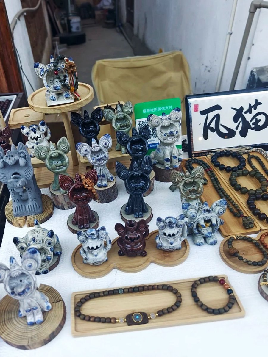 殿下お誕生日おめでとう🎊
城主が作った銀飾りつけてる～
そして身に纏ってるのは「扎染」という、雲南の伝統的な織物✨
かごに入ってる陶器の猫は「瓦猫」と呼ばれてて、これも雲南の風習で屋根の上に飾る鎮宅獣だね🐈‍⬛
殿下、雲南を旅してるところかな😊
*写真は今年雲南に行った時に撮った扎染と瓦猫