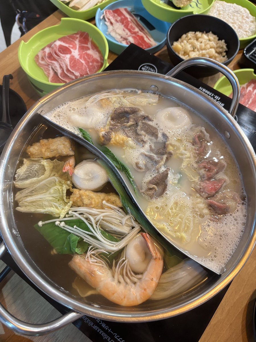 viewwrs's tweet photo. ❤️🍲ในช่วงที่กระแสชาบูกำลังมา เราจะลืมร้านลับราคาดีใจกลางสยามได้ไง “ต้มตุ๋นชาบู” บุฟเฟต์ 395฿ *ไม่จำกัดเวลา* แถมตอนนี้ยังมีโปร เพิ่มเมนูพรีเมียมได้ในราคา49฿ (พิเศษ จ-พฤ เพิ่มแค่29฿) ไลน์เมนูพรีเมียมคือคุ้มมาก มีทั้งเนื้อใบพายออส ลิ้นวัวอาร์เจนตินา กุ้งสด กินแม็กนั่มปิดท้ายได้อย่างฟินๆ ใครผ่านมาสยามต้องรีบมาจัดด่วน อร่อยคุ้มเกินต้านนน~😋
📍สาขาสยาม Center point of siamsquare fl.4 @aroii