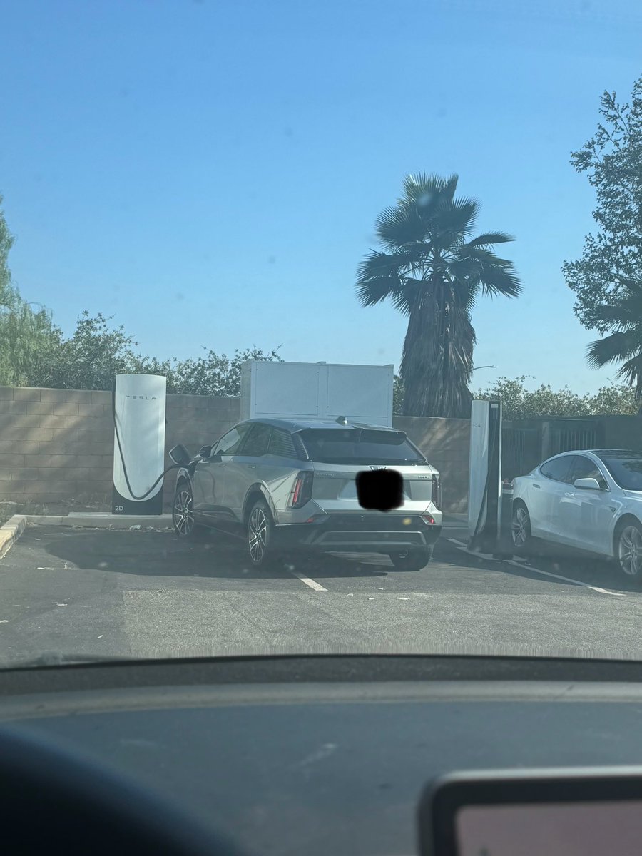 Marcohdez_'s tweet photo. @Tesla come on! You can do better!. The waiting was long!.  🤦🏻‍♂️🕗🕑🕛 https://t.co/T61I0BipcO