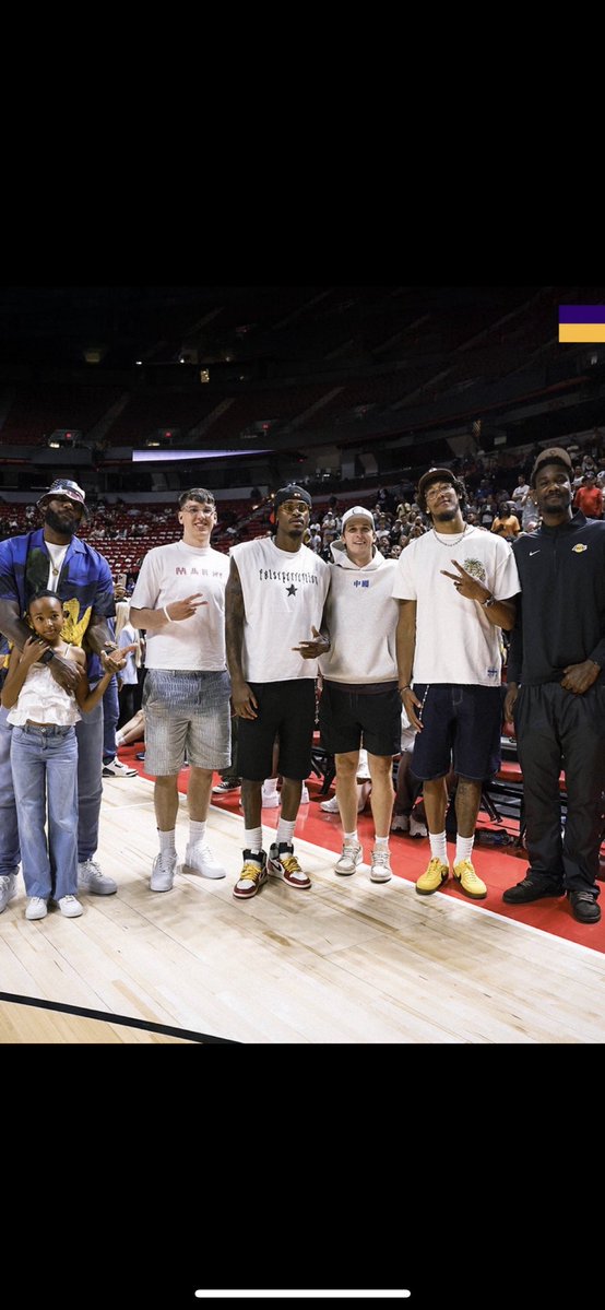 logicalhoops's tweet image. Yeah Bron gone he standing like Laravia got the cheese touch smh