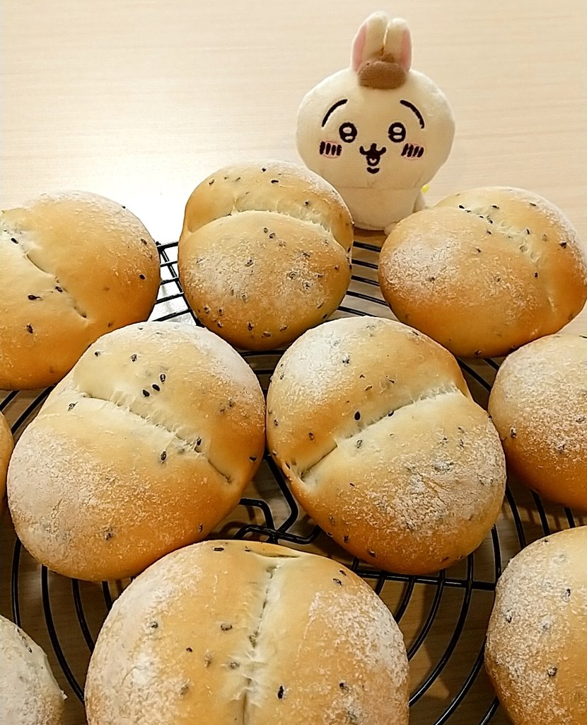 黒ごまパン焼けました✨
ふっくらモチっと(*´ω｀)
ちいかわアニメ新シリーズ始まって、楽しみが増えました♪
うさぎが舌を見せずにしまったり、乾杯のときペロッとするところ可愛かったなぁ💕
#パン作り