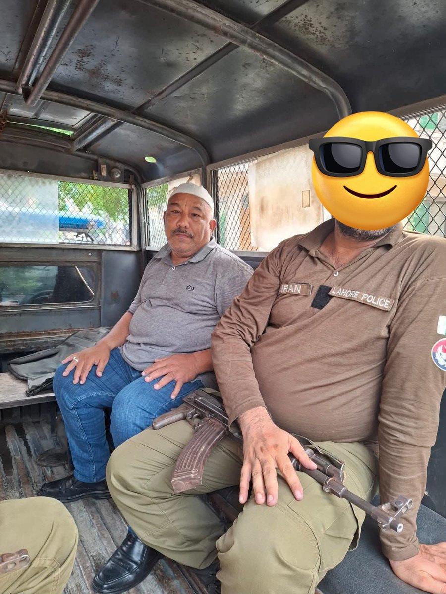 𝙈𝙖𝙧𝙠𝙝𝙤𝙧 (@markhor_ispr) on Twitter photo لاہور میں آج تیز بارش کے بعد
چاچے کو اس کے گھر والوں نے کمرے میں بند کر کے کنڈی لگا دی...
"تُوں باہر نہیں جانا"😅
#Chacha #Lahore #CCD #Today
#Pakistan #ENGvsIND #ENGvIND لاہور میں آج تیز بارش کے بعد
چاچے کو اس کے گھر والوں نے کمرے میں بند کر کے کنڈی لگا دی...
"تُوں باہر نہیں جانا"😅
#Chacha #Lahore #CCD #Today
#Pakistan #ENGvsIND #ENGvIND