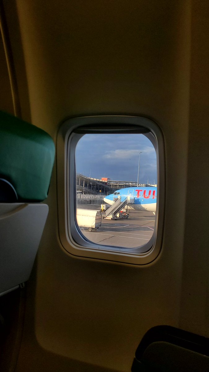 rskyelix's tweet image. IM INA. PLANE WHAT THE FUCKKKK