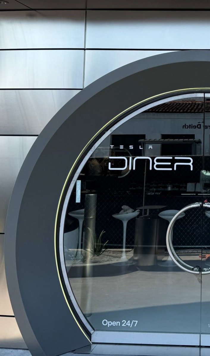 dangmagic's tweet image. I love that the Tesla diner will be open 24/7. Late nights just got more fun. I hope this will be the first of many throughout the world!