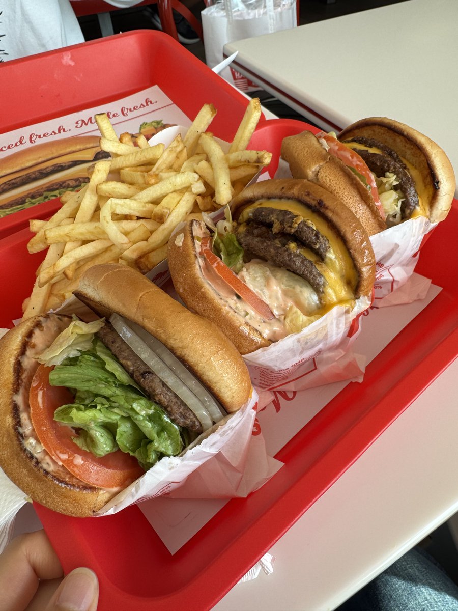 ChizuCheese88's tweet image. the usual🌴🍔