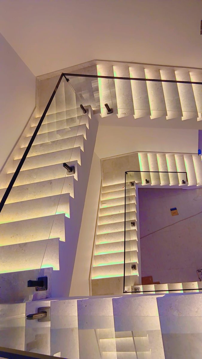 من لمساتنا في أحد المشاريع ✨
  
إضاءة الدرج مدروسة وأنيقة  
وتفاصيل تشطيب تسرّ الناظر 👌
  
شغل نظيف من الأساس حتى اللمسة الأخيرة  

#أكواع_للمقاولات 
#تشطيب_راقي 
#إضاءة_داخلية 
#سلالم_مودرن