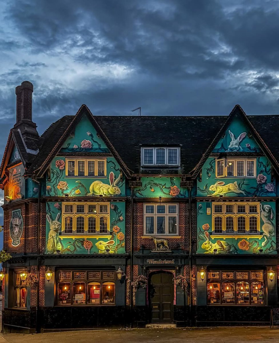 The Rabbit Hole, London, England  #driverphotos #lovemycountry #landmark #transport #chilled #frozen #temperature #controlled #refrigerated #couriers