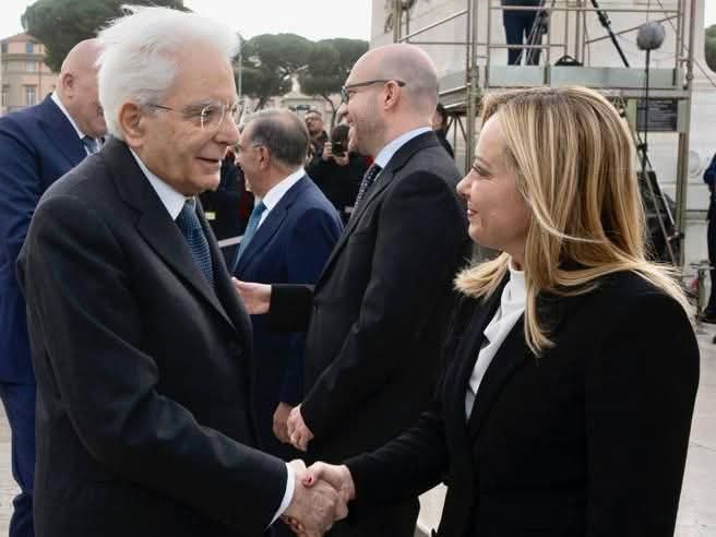 itsmeback_'s tweet photo. Adesso possiamo affermarlo con certezza: il silenzio di Sergio Mattarella e Giorgia Meloni sulla vicenda di Francesca Albanese è una scelta. È un silenzio pienamente consapevole. È un silenzio che rappresenta una netta presa di posizione.

Una posizione che proietta l’Italia nella vergogna internazionale e, ancora una volta, dalla parte sbagliata della storia. Questo silenzio ci macchia tutti e rimarrà scolpito nella storia del mondo.

Usciamo dalla propaganda e diciamo forte e chiaro che, se il silenzio di Giorgia Meloni è vergognoso, quello di Sergio Mattarella lo è ancor di più. Perché la prima esprime un silenzio “politico” che può essere, e lo è, non condivisibile, ma legittimo in quanto “politico”.

Il secondo dovrebbe invece esprimersi sulla base del “diritto”. Il diritto oggi sta dalla parte dell’ONU, che riconosce e sostiene il lavoro di Francesca Albanese. Sergio Mattarella, al diritto dell’ONU, ha preferito l’arroganza degli Stati Uniti d’America e dello Stato terrorista di Israele.

https://t.co/X4eDiOBh0h