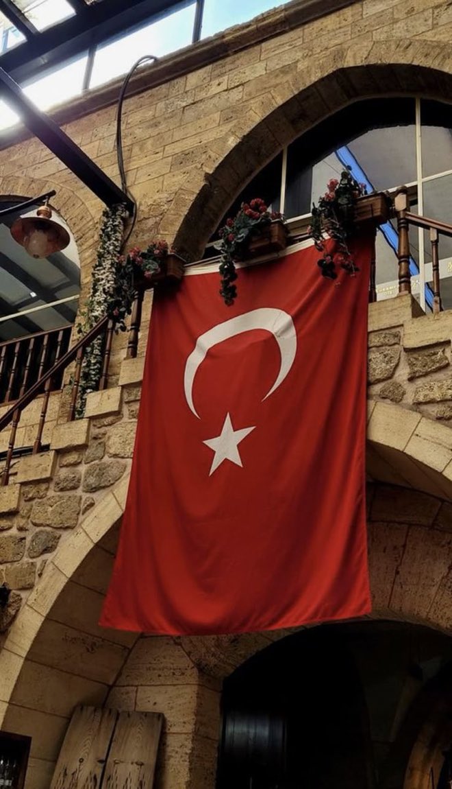 Seninle Övünürüm Senin Gölgende Hürüm