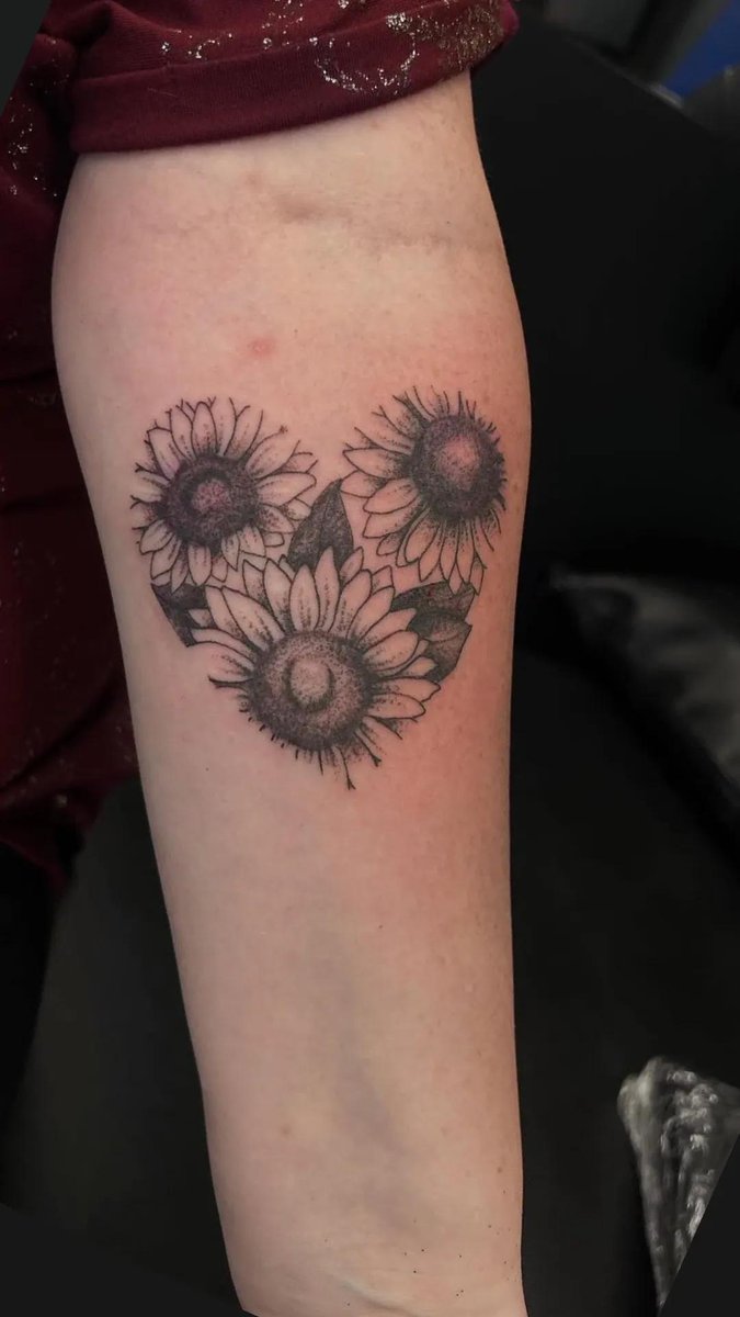 x_Jennifer_x's tweet photo. Got a new tattoo done today 🌻💛💉 #tattoos #tattooed #tattoo #inked #ink #girlwithtattoos #sunflowers #heart #armtattoo #newtattoo #inkdbacup https://t.co/1YoceV4eSt