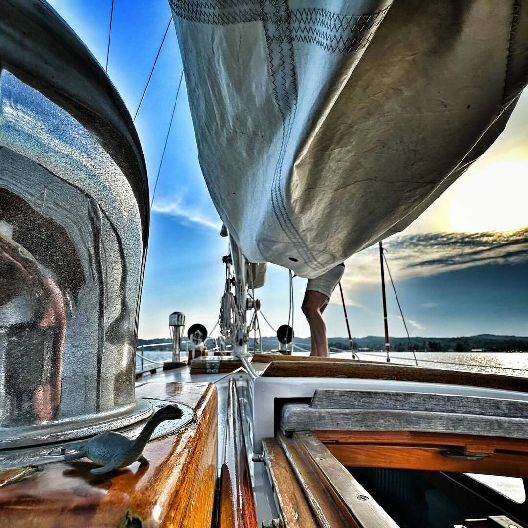 TerraSight's tweet image. Just sailed with Captain Brett and first mate Gus aboard the storied and elegant 1963 Althea with @compassrosesailingcompany. Always nice to cut the engines and lean into the wind. #dinosaurdrop #classicyachtalthea instagr.am/p/DMG98xvslN9/