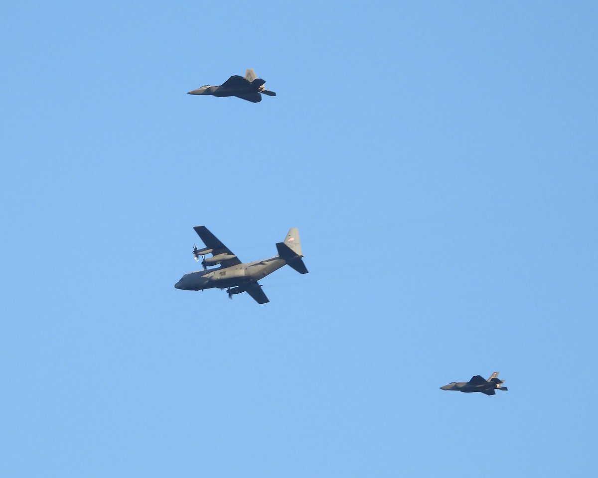 MattCVaHi's tweet image. F-35, C-130 & F-22 orbit Atlanta in anticipation of the Home Run Derby flyover