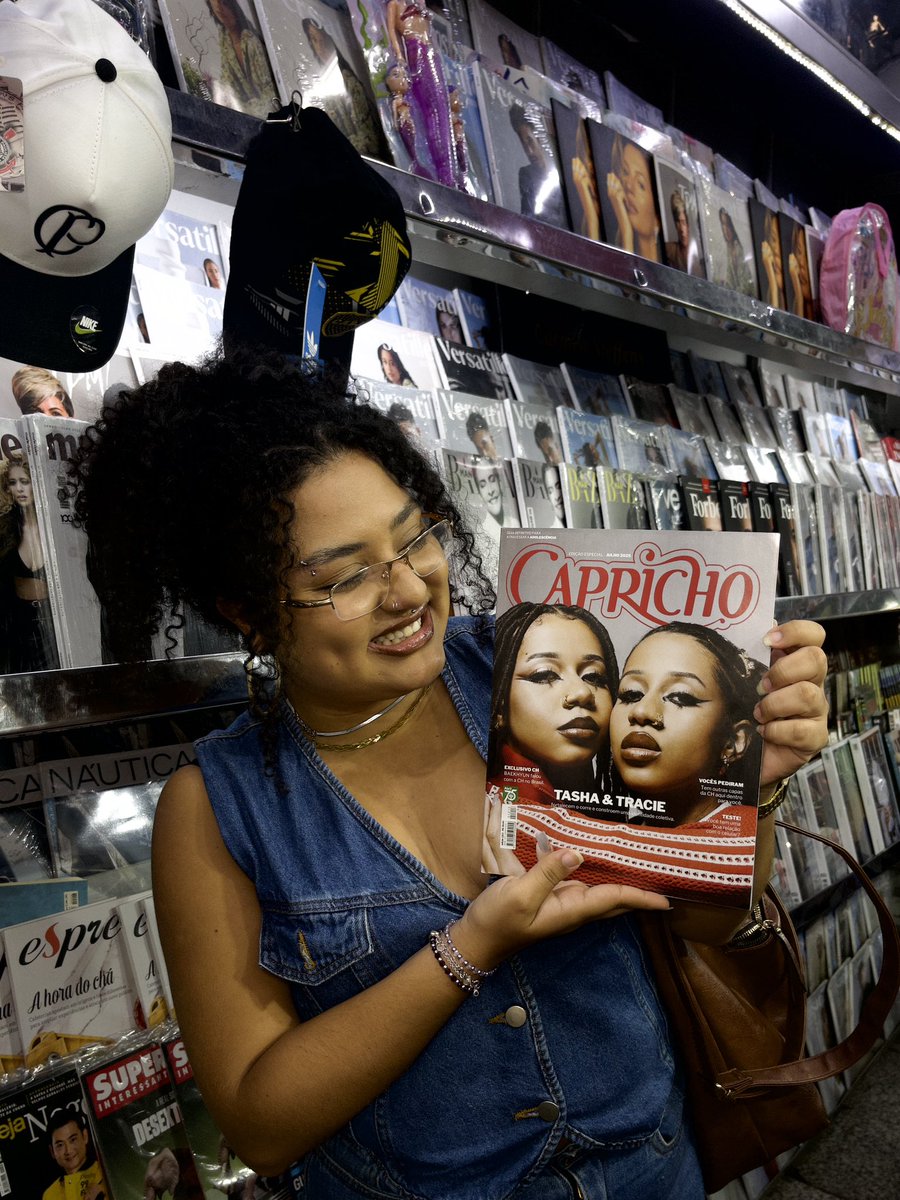F5daBrubs's tweet photo. Vou flodar essa foto em todas as redes até chegar a vez do LinkedIn 

Eu e Tasha e Tracie na capa da Capricho que eu que assino https://t.co/Iy1vScpoMX
