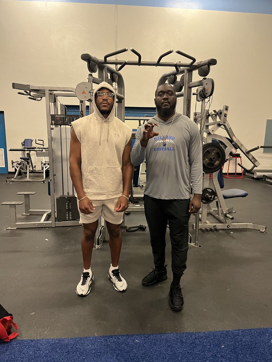 OfficialDillar2's tweet image. Big ups to @Oliver8Bryce for stopping by and sharing his experiences with our team. That's what OUR alumni do. It's a PANTHER thang 🤷🏾♂️🐾
@BCAA_Sports
@Dillard_DHS
@Dillard_HS