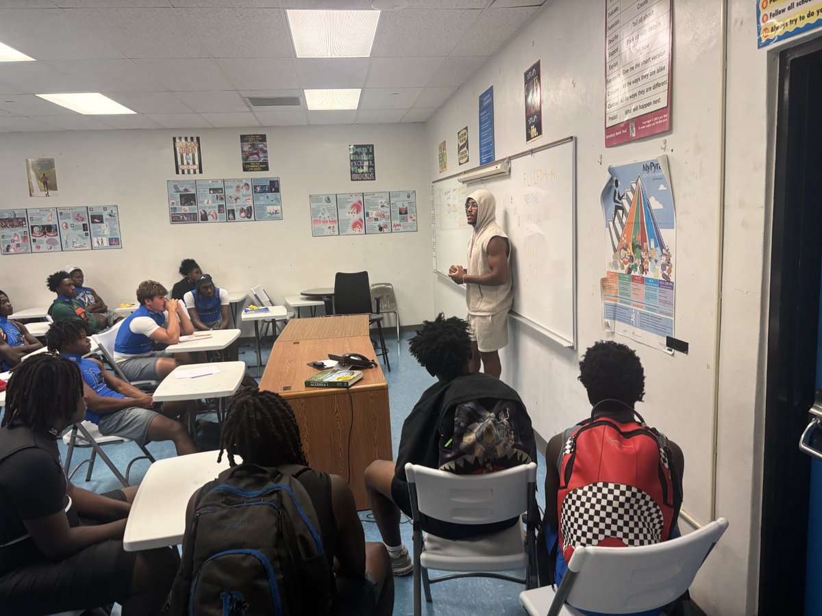 OfficialDillar2's tweet image. Big ups to @Oliver8Bryce for stopping by and sharing his experiences with our team. That's what OUR alumni do. It's a PANTHER thang 🤷🏾♂️🐾
@BCAA_Sports
@Dillard_DHS
@Dillard_HS