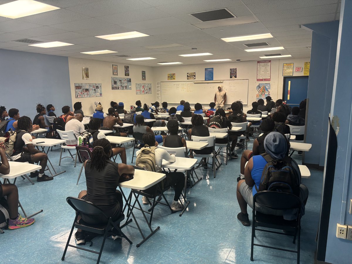 OfficialDillar2's tweet image. Big ups to @Oliver8Bryce for stopping by and sharing his experiences with our team. That's what OUR alumni do. It's a PANTHER thang 🤷🏾♂️🐾
@BCAA_Sports
@Dillard_DHS
@Dillard_HS