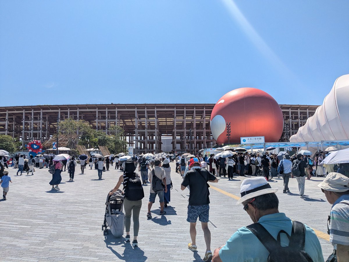 kosato329's tweet photo. ９時30分に西ゲートから入場
9時40分に列に並び始めて２時間以上だそうな
特に用事もないので、のんびり並ぶ♪ https://t.co/ZyZiwOhE6J