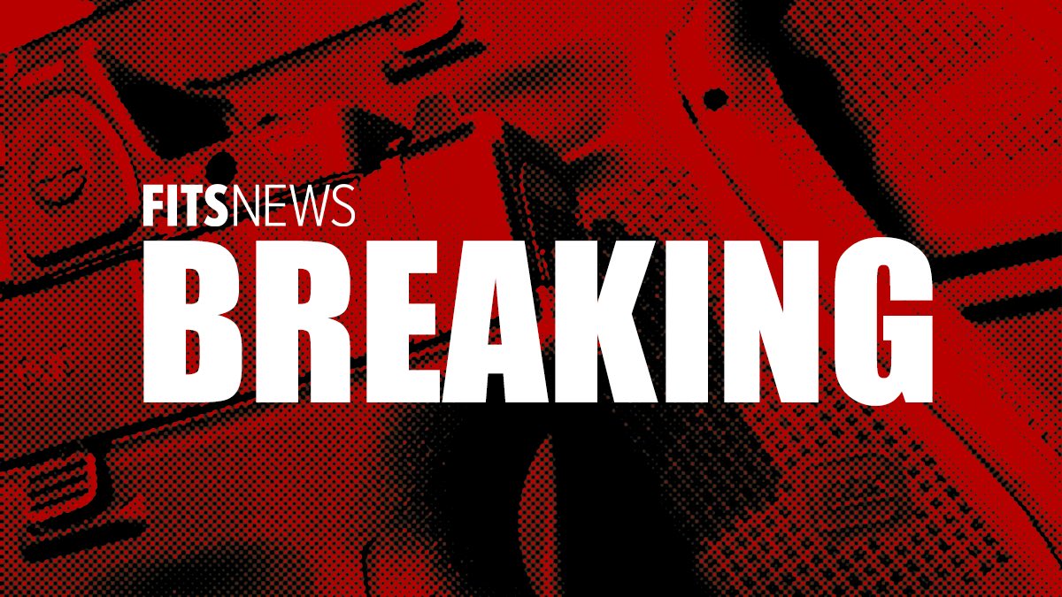RealAndyFancher's tweet image. 🚨 #BREAKING: According to Lowcountry law enforcement officers, the North Charleston Police Department (#NCPD) was involved in an officer-involved shooting (#OIS) near the 7400 block of Rivers Ave.
The same sources say the officer was unharmed, while the suspect was transported…