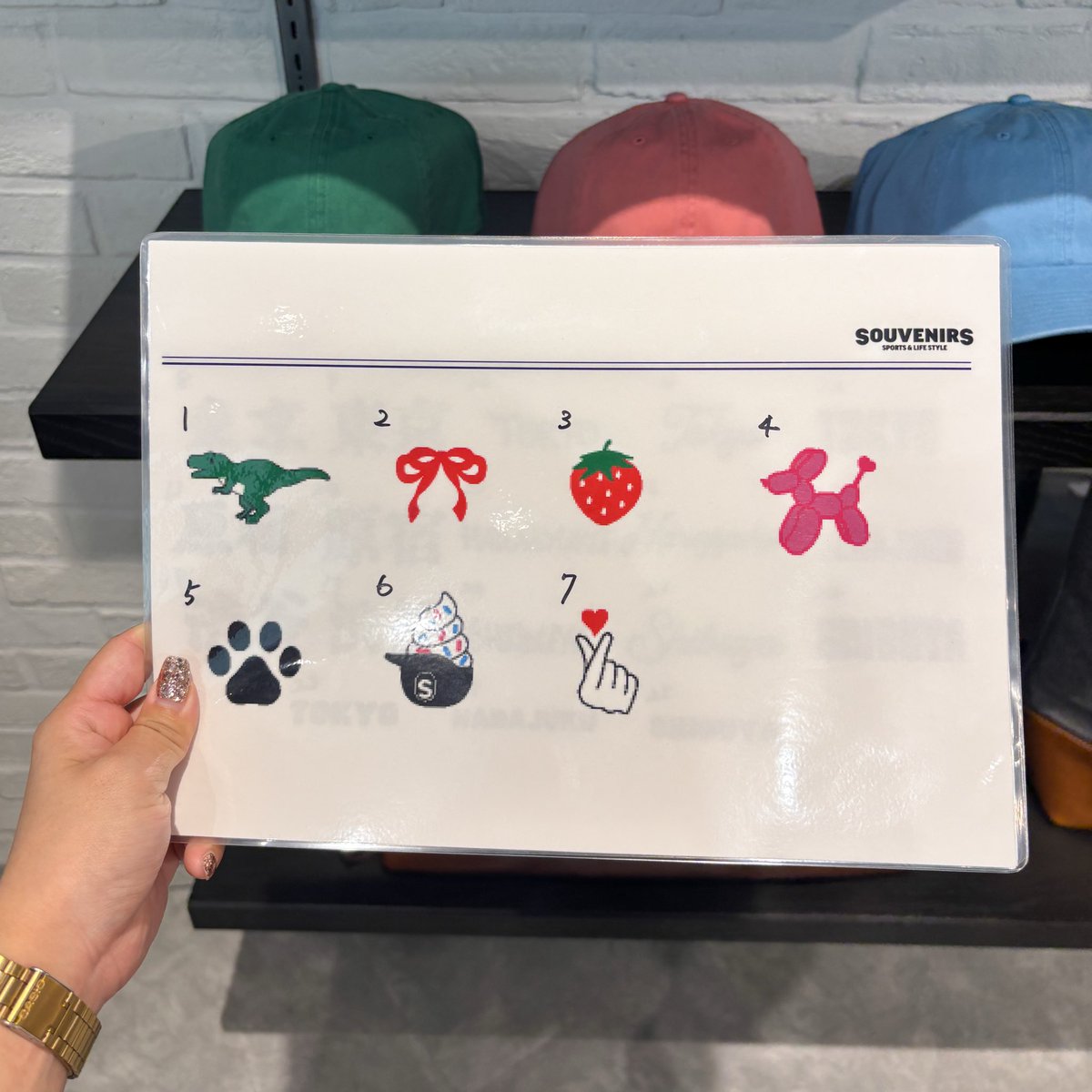 ISUTA_JP's tweet image. 東急プラザ原宿「ハラカド」の「SOUVENIRS Tokyo-Jingumae」で、オリジナルキャップ作ってきた🧢✨

ベースのキャップに、100種類以上のワッペンや刺繍を組み合わせて、好きなデザインにカスタムできるのが楽しい！その場で仕上げてくれるのも◎ 

店内にあるMLBのオリジナルグッズもチェックしてね。