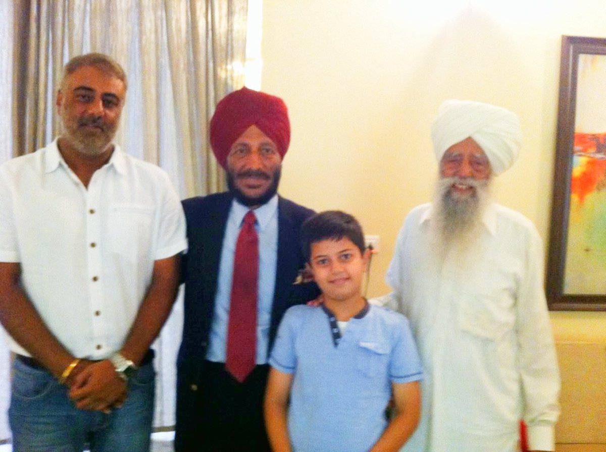 #दुखद_घड़ी मै भी एक खिलाड़ी हूँ मेरे साथ Fling Sikh &amp; Milkha Singhji मेरे बेटा सिकंदर और 
प्रसिद्ध सिख धावक बापू फौजा सिंह जी के सड़क हादसे में चोट लगने के कारण हुए निधन की खबर अत्यंत दुखद है।
1️⃣1️⃣4️⃣ वर्ष की उम्र में भी स्वस्थ और सक्रिय जीवन जीने वाले बापू जी हम सभी के लिए