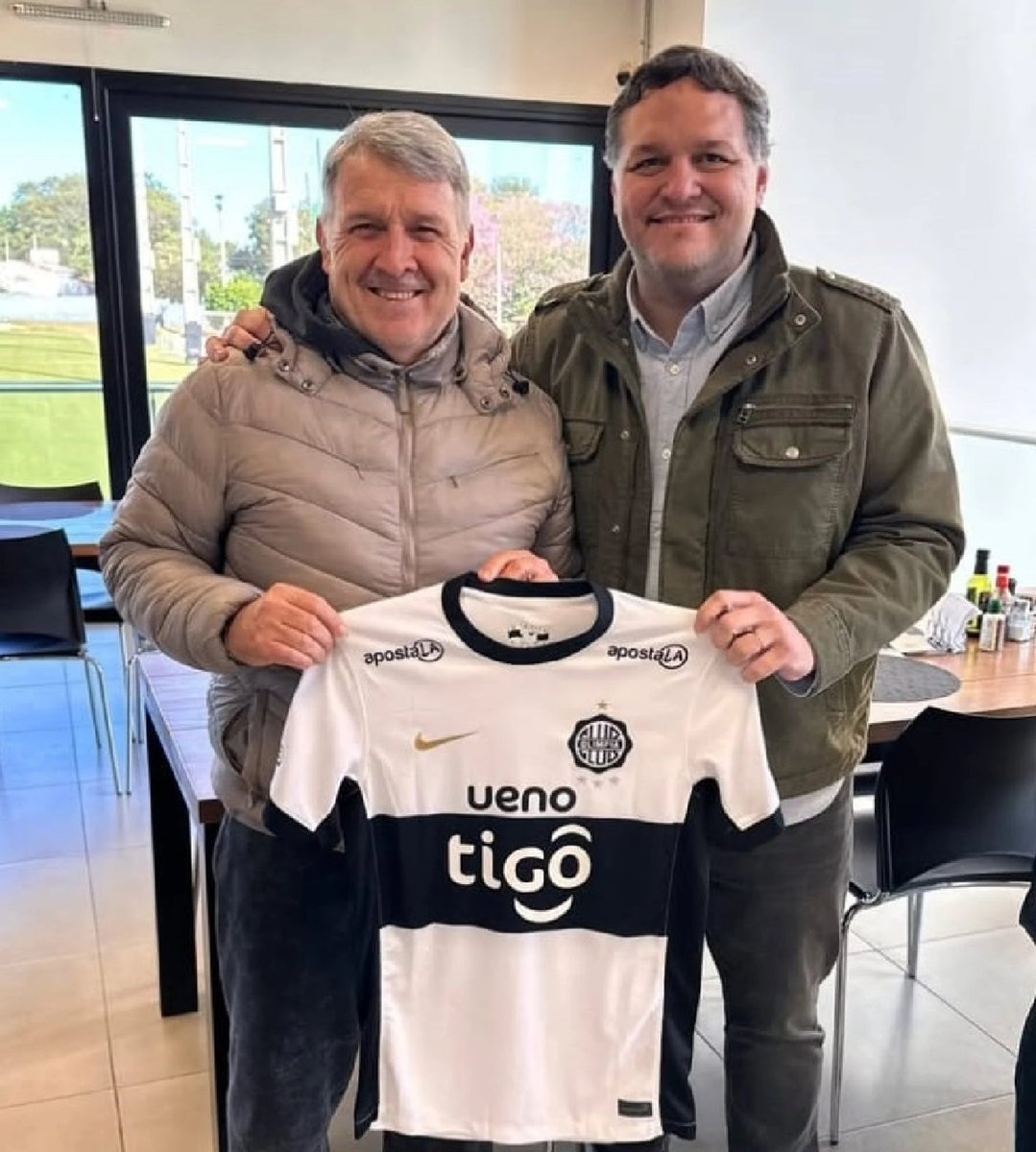 ivan_alexispy's tweet photo. Utópico para #Olimpia sería traerlo a Gerardo Martino 🇦🇷 como DT.

Entre los 🇵🇾, el único que podría hacerse cargo para mí es Francisco Arce 🇵🇾. https://t.co/M8NYrMHi21
