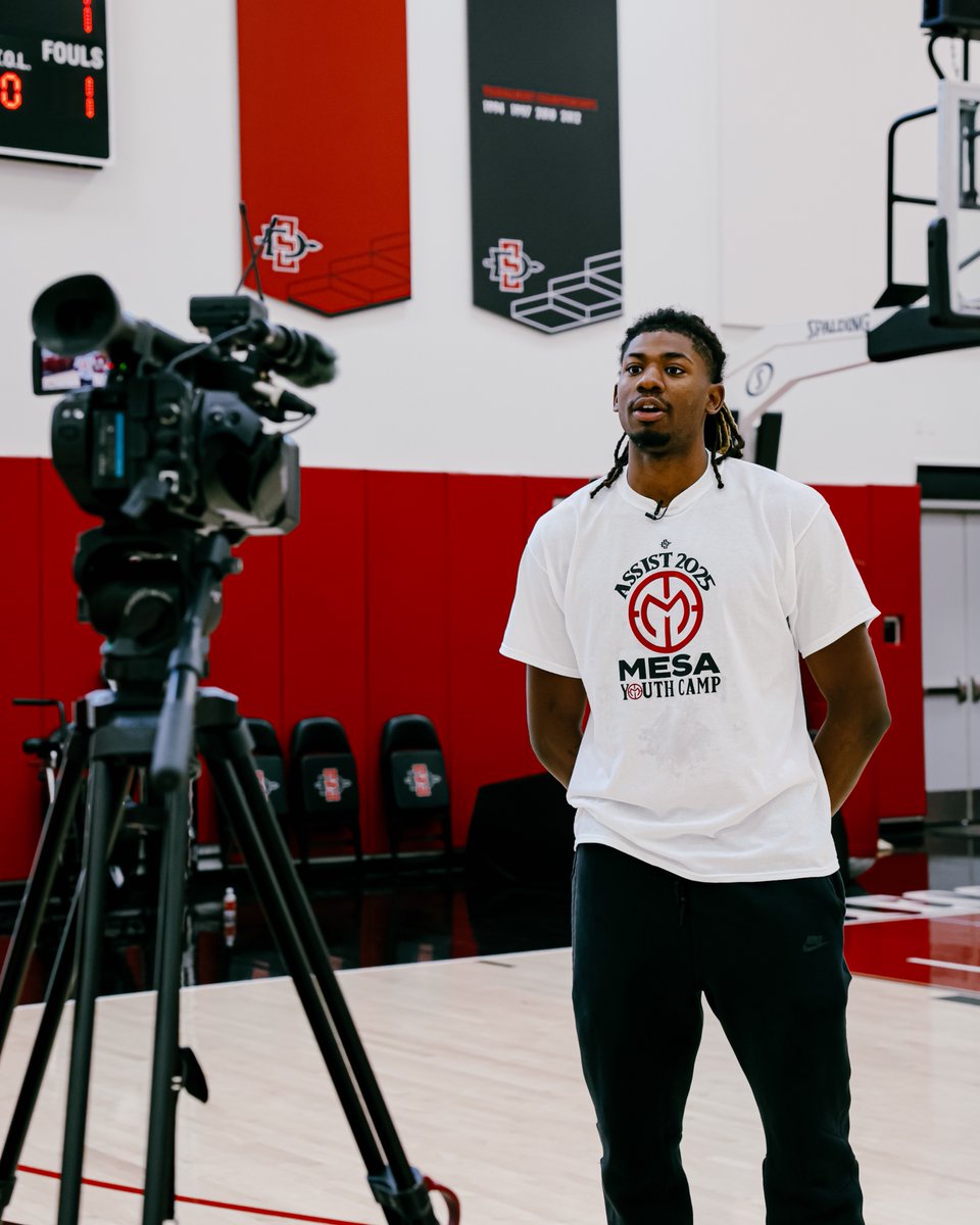 mesa_aztecs's tweet image. Coaches for a day, heroes for a lifetime 🙌🏽 Our Aztecs joined forces with Big Brothers Big Sisters to lead the charge in a day full of hoops, heart, and hype.
A big thank you to @SycuanCasino for keeping our coaches and campers hydrated and cool with water and cooling towels…