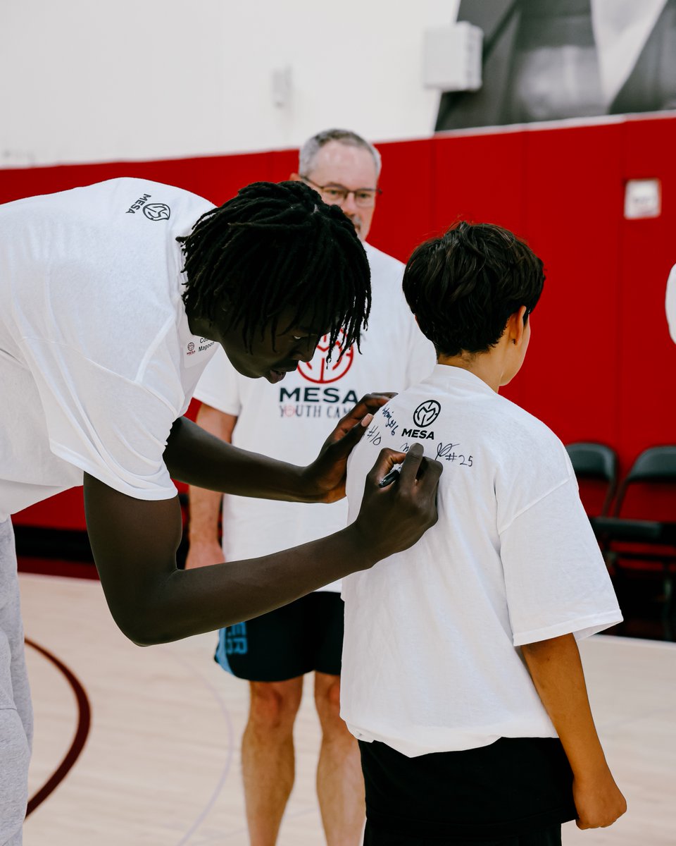 mesa_aztecs's tweet image. Coaches for a day, heroes for a lifetime 🙌🏽 Our Aztecs joined forces with Big Brothers Big Sisters to lead the charge in a day full of hoops, heart, and hype.
A big thank you to @SycuanCasino for keeping our coaches and campers hydrated and cool with water and cooling towels…