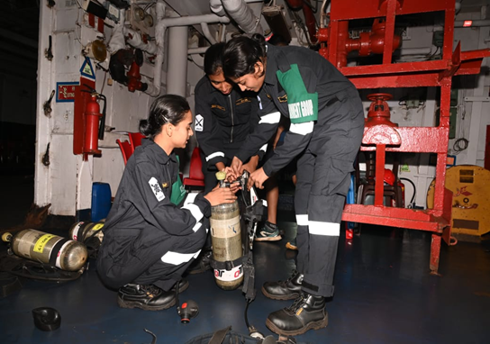 IN_EasternFleet's tweet photo. "Training is not an expense, but an investment in human capital.”
― Roy H. Williams

#IndianNavy's Agniveer recruits learning life-saving skills with courage & resilience. 💪

#Agniveer  #LifeSavingAid  #NavalTraining  #TrainingTuesday  #EasternSword #SunriseFleet

@indiannavy
@IN_HQENC 
@PRO_Vizag