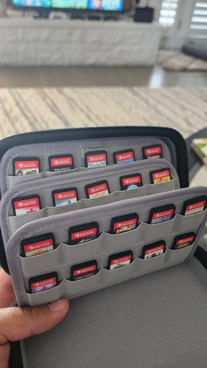 Yggdrasiel_'s tweet image. Please tell me I'm not crazy for alphabetizing my switch games.