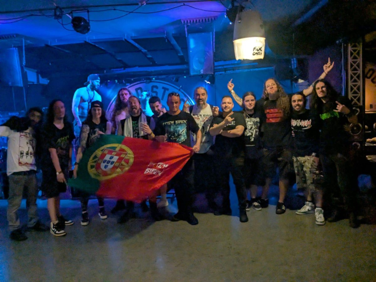 pitchblackpt's tweet image. ⚡ Last Saturday, after the shows, with PRAETOR &amp;amp; YAATANA and our friend Sérgio, at Woodstock 69 Rock Bar 🇵🇹 🍻 

Awesome and wild night 👊

#PitchBlack #ThrashMetal #Praetor #Yaatana #Metal #Woodstock69 #liveshow