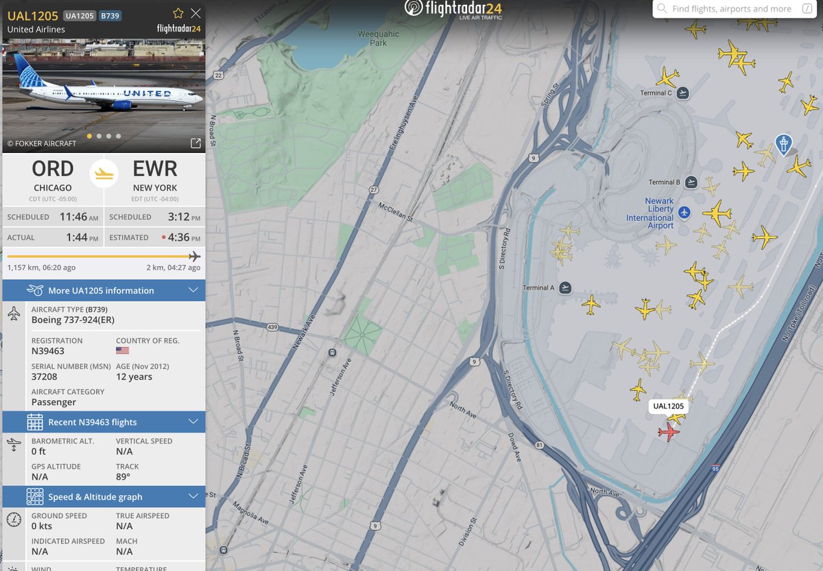 _ZachGriff's tweet image. Omg, looks like @United's having a *rough* night at Newark.
Obviously, the weather is bad, but these two planes landed at 4:40pm ET and *they're still sitting on the tarmac* more than 4 hours after landing.
Major yikes. Paging @SecDuffy!