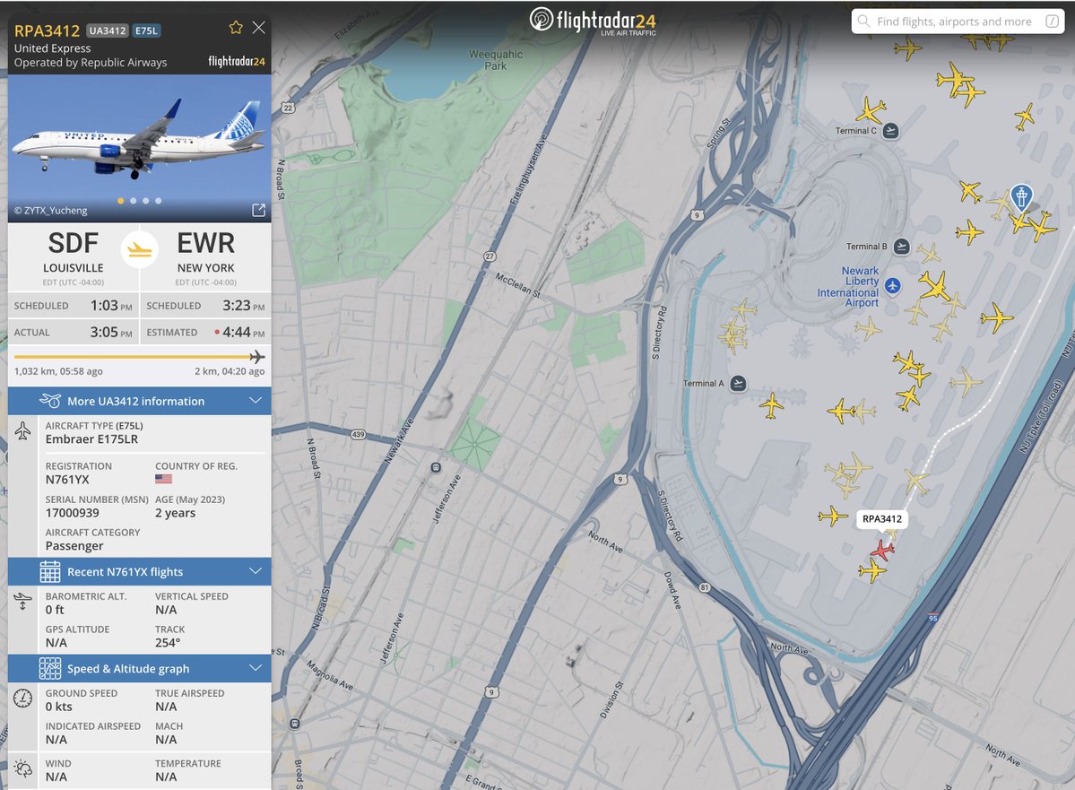 _ZachGriff's tweet image. Omg, looks like @United's having a *rough* night at Newark.
Obviously, the weather is bad, but these two planes landed at 4:40pm ET and *they're still sitting on the tarmac* more than 4 hours after landing.
Major yikes. Paging @SecDuffy!