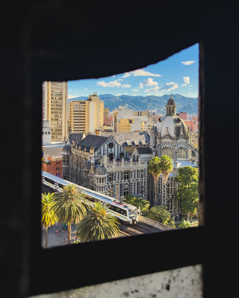 Palacio de la Cultura, visto a través de una de las cornisas del Hotel Nutibara, #Medellin