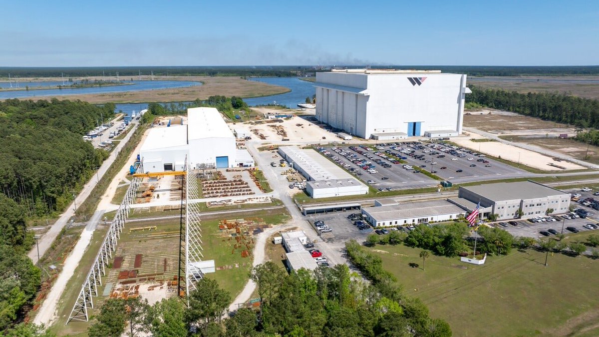 ValstadShip's tweet image. Thanks to the nice folks at @WeAreHII for giving us a tour of their Charleston facility today!
Fun fact: they built part of the launch tower for Artemis in their 225-foot-tall Building 1.