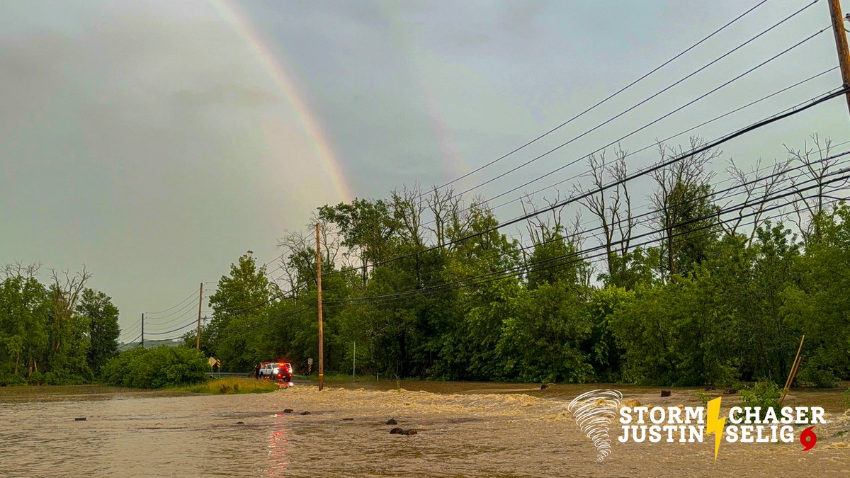 SevereWeatherPA's tweet image. Caught a beautiful rainbow to end the chase over a very flooded Lanark Rd in Center Valley, PA @NWS_MountHolly @epawawx #pawx