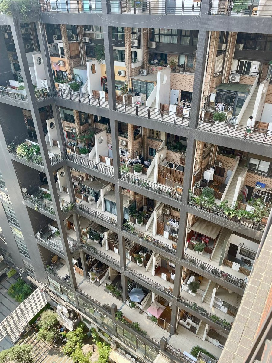 知人建築家が見つけてきた、小さな通りを積み上げたみたいな中国の集合住宅やばい。。。

アンビルドの学生プレゼンならともかく、リアルでやるディベロッパーが存在してるという。。。

たぶん、だんだんと住民達に加工されて、クーロン城さながらになっていくの、楽しそう。。。