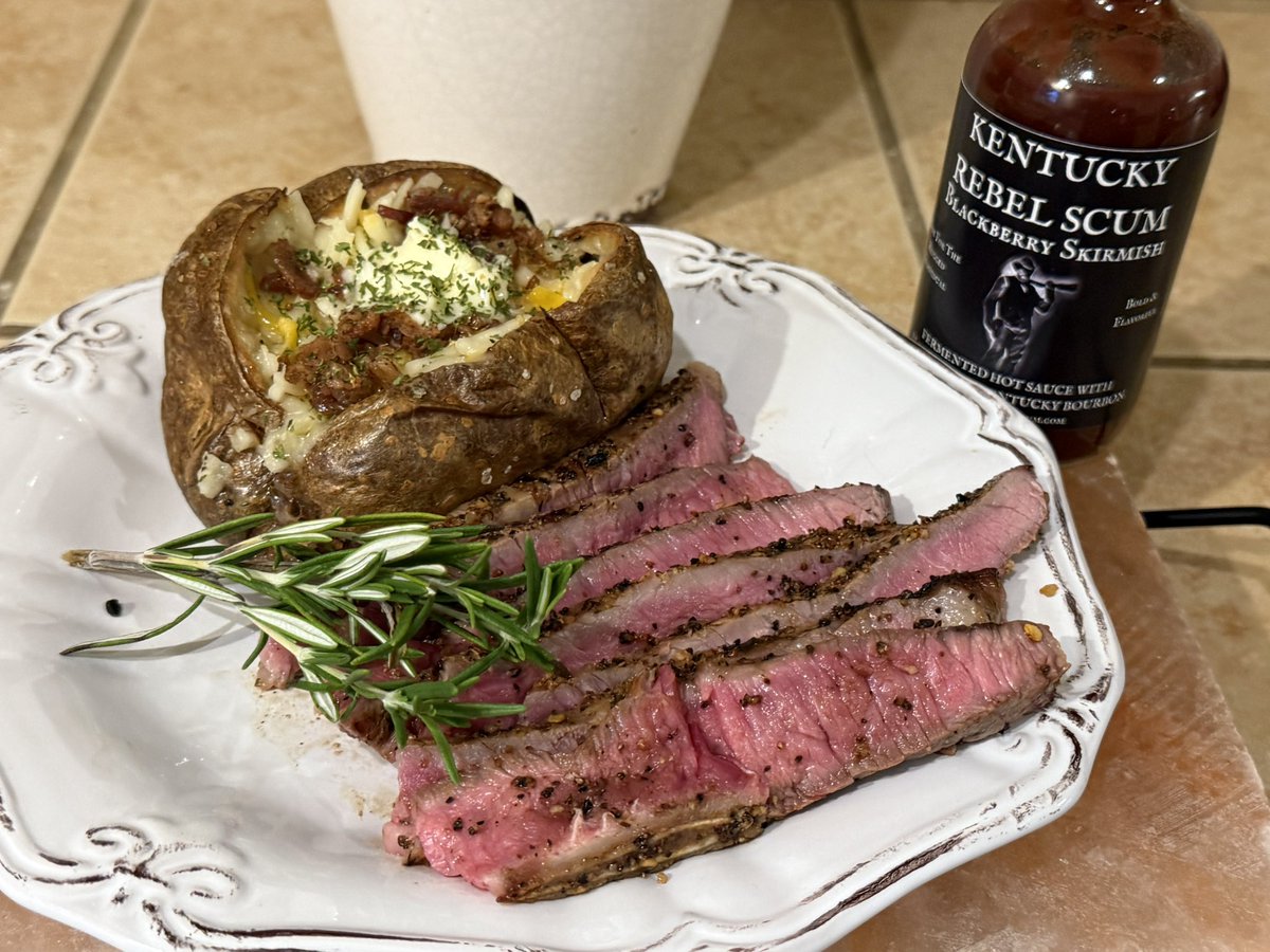 Robs_Hunt's tweet image. English baked potato seasoned with @DadsSeasonings SPG with freshly shredded Tillamook cheddar and Monterey Jack cheese, home bacon bits and lots of butter. T-bone with @FireHatchRubs Cattle Crust and fresh herb butter. @Half_A_Pond Blackberry Skirmish for the win!
C’est Bon!