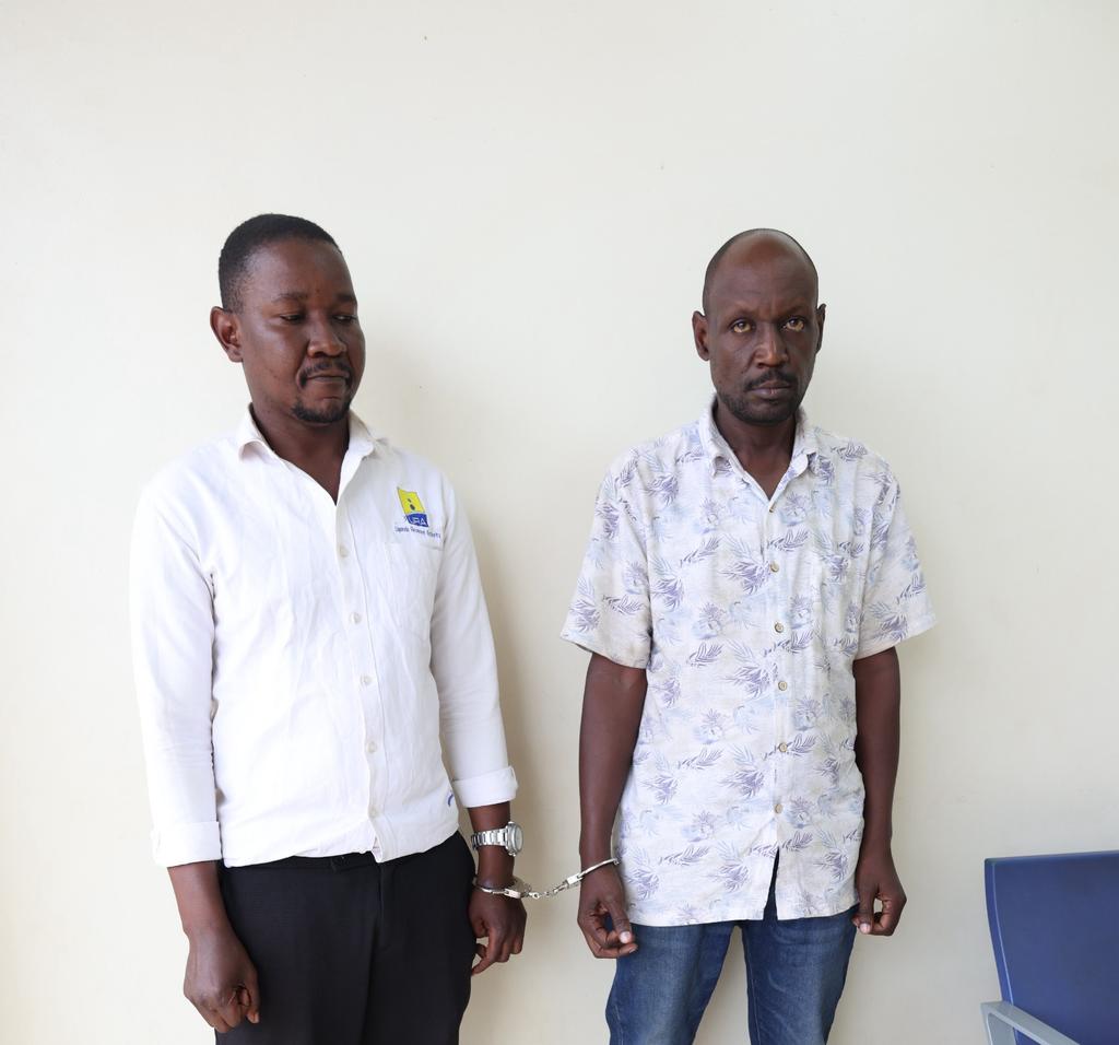 Nmwshdnjrch's tweet image. The @URAuganda intelligence team has apprehended (2) individuals impersonating URA officers for #extorting money from business owners in Busabala, Kampala.
 1. Batesaki Kassim 34yrs
2. Mugisha Justus 48yrs were #arrested on Monday after attempting.... 
#FfeBanno 1/2