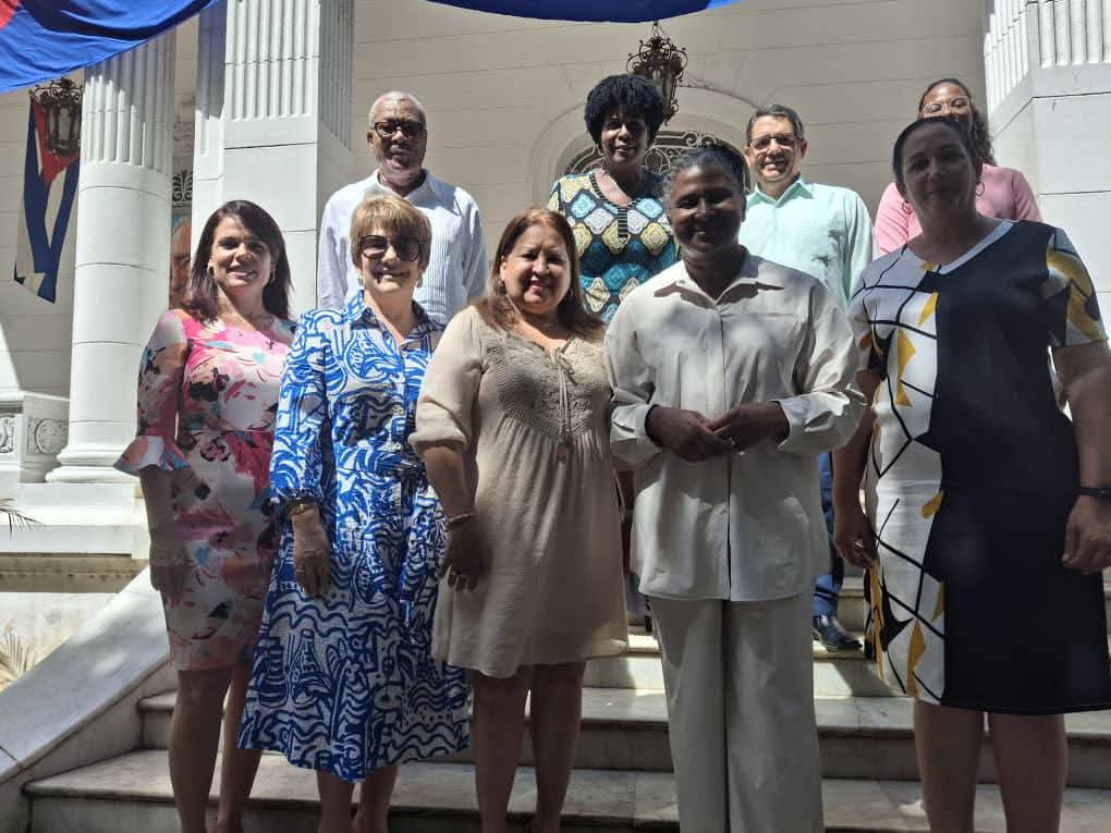 Compartimos temas de interés con la cra. Monica Geingos, Empresaria exitosa, Rectora del Kepler Collage y ex primera dama de Namibia, intercambiamos experiencias en defensa de las mujeres, jóvenes y adolescentes. Presentes otras cras. #FMC65 el Minrex y @liscuestascuba