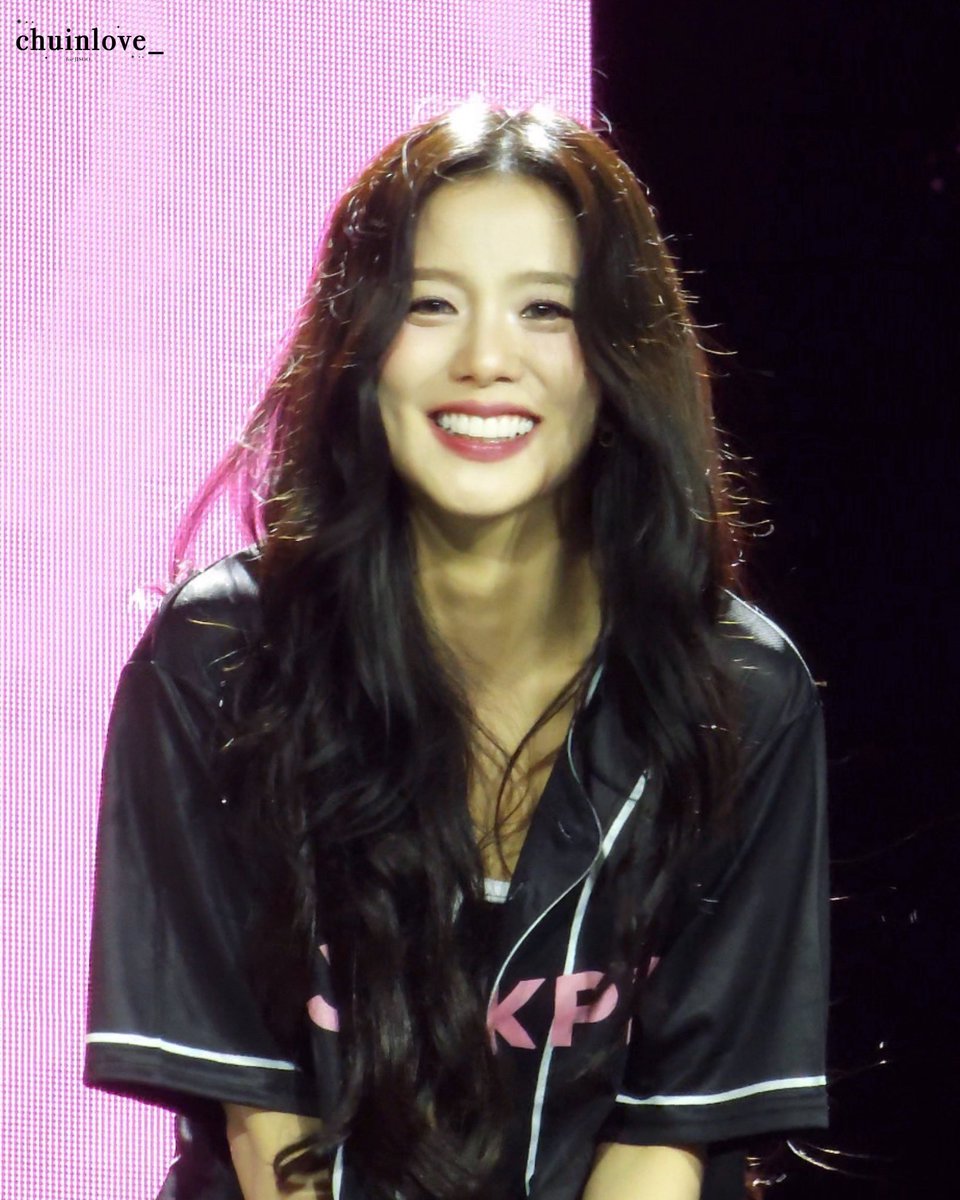 jisoospic's tweet photo. she’s so beautiful https://t.co/NHvbq5E07B