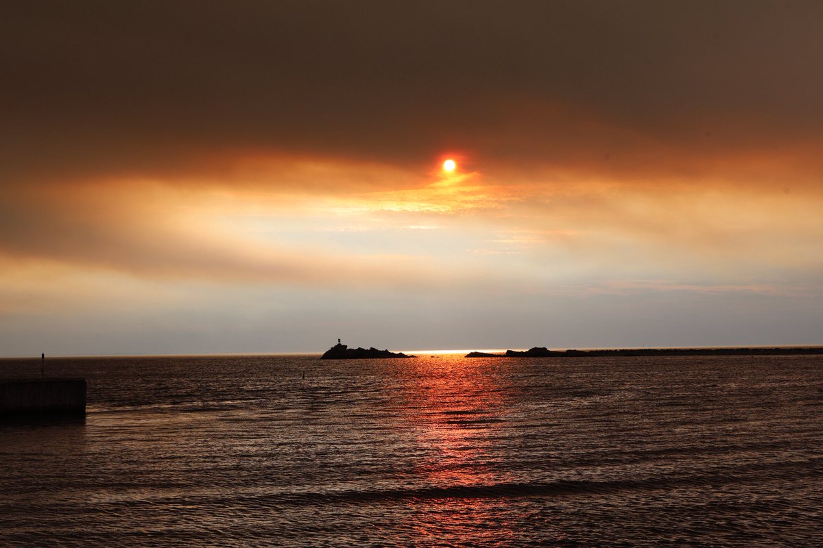 diggerjones27's tweet photo. Sad scene coming across the bay. Eerie sunset from the wildfire smoke. Bonavista marina. #nlwx #nlwildfire https://t.co/MfN1LiPia1