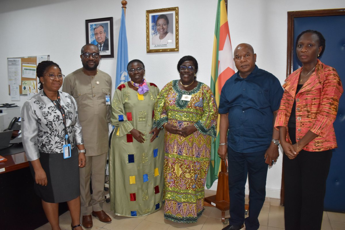 UNFPA_TOGO's tweet image. L’UNFPA Togo a reçu Mme Kabissa, coordonnatrice du REFED, qui fédère plus de 400 associations et groupements féminins dans les Savanes.
Une rencontre stratégique pour l’action de l’UNFPA à proximité des communautés. Le REFED devient un relais d’influence clé!
#UNFPATogo #REFED
